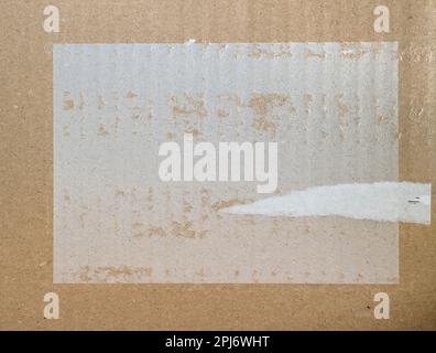 Oberfläche des Wellpappenkartons mit gerissenen Papierresten und leerem Kopierraum Stockfoto