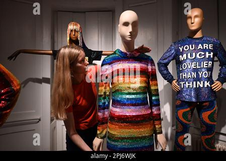 Ashish: Fall in Love and Be More Tender in der William Morris Gallery vom 1. April bis 10. September 2023. Seine Designs wurden von allen getragen, von Rhianna bis Lady Gaga . Zu den Höhepunkten zählen ein Regenbogenkleid, das Taylor Swift in ihrem End Game Video getragen hat, Ein Pailletten-Overall, den Charli XCX getragen hat, und ein Tanktop, das Tom Daley getragen hat. Die Ausstellung wird die erste große Umfrage zu Ashishs Arbeit sein. Ashish hat bereits drei Mal den renommierten NEWGEN Award gewonnen und seine Designs wurden in Ausstellungen im V&A und im Met , NY gezeigt. Stockfoto