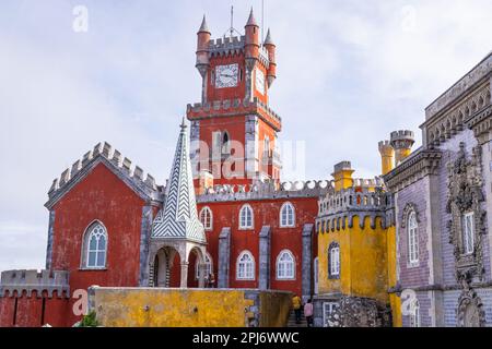 Europa, Portugal, Sintra. 17. April 2022. Der kunstvoll verzierte Park und Nationalpalast von Pena, ein UNESCO-Weltkulturerbe in Sintra. Stockfoto