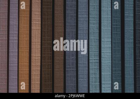 Details des geltex Papierprobenehmers mit Clothbound-Optik und einer Palette von Cyan-, Blau- und Brauntönen Stockfoto