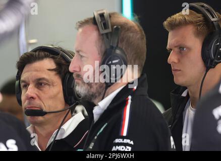 Melbourne, Australien. 31. März 2023. MELBOURNE, Australien, 31. März 2023; (R) Mick SCHUMACHER, GER, Mercedes AMG F1 Team, Mercedes-AMG und Toto WOLFF, Executive Director von Mercedes-Benz Grand Prix während des AUSTRALISCHEN Formel 1 Grand Prix am 31. März 2023, Albert Park - Melbourne, Formel 1 Rennen in Australien, Motorsport, F1 GP, Honorartiges Foto, gebührenpflichtiges Bild, Copyright © Clay CROSS/ATP images (CROSS Clay/ATP/SPP) Kredit: SPP Sport Press Photo. Alamy Live News Stockfoto