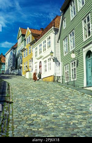 FRAUEN STEHEN IN TRADITIONELLER KLEIDUNG GAMLE BERGEN MUSEUM SANDVIKEN BERGEN HORDALAND NORWEGEN Stockfoto