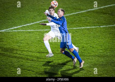 Denderleeuw, Belgien. 31. März 2023. Matisse Didden von Jong Genk und Michael Lallemand von Dender in Aktion während eines Fußballspiels zwischen Dender EH und Jong Genk (U23), Freitag, den 31. März 2023 in Denderleeuw, am 5. Tag der Relegation Play-offs während der 1B. Division der belgischen Meisterschaft 2022-2023 „Challenger Pro League“. BELGA FOTO TOM GOYVAERTS Kredit: Belga News Agency/Alamy Live News Stockfoto