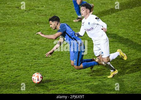 Denderleeuw, Belgien. 31. März 2023. Dender Ridwane M'Barki und Jong Genks Deniz Arabaci wurden in Aktion während eines Fußballspiels zwischen Dender EH und Jong Genk (U23) am Freitag, den 31. März 2023 in Denderleeuw, am 5. Tag der Relegation Play-offs während der 1B. Division der belgischen Meisterschaft 2022-2023 „Challenger Pro League“ gezeigt. BELGA FOTO TOM GOYVAERTS Kredit: Belga News Agency/Alamy Live News Stockfoto