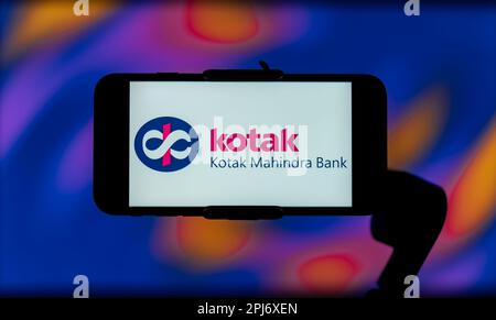 In dieser Fotoabbildung wird das Logo der Kotak Mahindra Bank auf dem Bildschirm eines Mobiltelefons angezeigt. Stockfoto