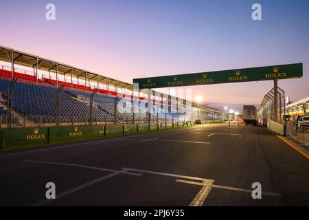 Melbourne, Australien. 23. März 2023. MELBOURNE, AUSTRALIEN, Albert Park Street Circuit, Donnerstag, 23. März 2023: Die Vorbereitungen auf der Hauptstraße werden während des Sonnenuntergangs vor dem australischen Formel 1 Grand Prix am Albert Park Street Circuit am Donnerstag, 23. März 2023 fortgesetzt. Formel 1 – F1 Motorsport, gebührenpflichtiges Bild, Foto und Copyright © PETERSON Mark ATP Images (PETERSON Mark/ATP/SPP) Guthaben: SPP Sport Press Photo. Alamy Live News Stockfoto