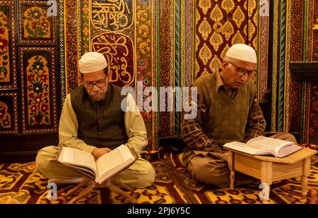 Kaschmirische Moslems lasen aus dem islamischen Heiligen Buch Koran in einem Schrein am neunten Tag des islamischen Monats Ramadan in Srinagar. Stockfoto