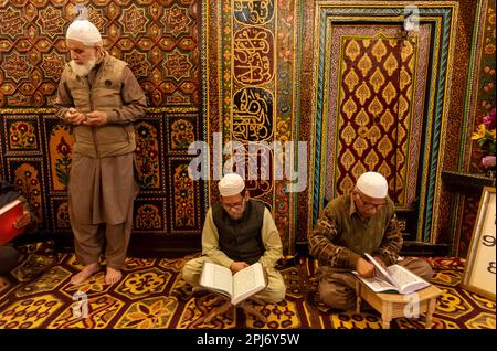 Kaschmirische Moslems lasen aus dem islamischen Heiligen Buch Koran in einem Schrein am neunten Tag des islamischen Monats Ramadan in Srinagar. Stockfoto