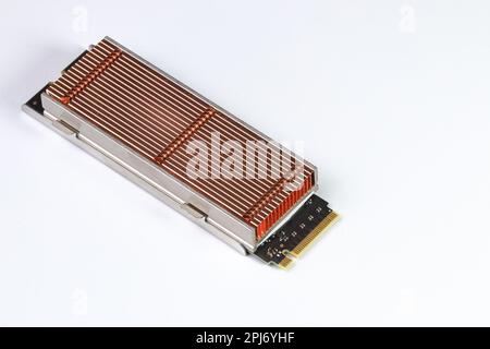 Solid-State-Laufwerke mit Kupferkühlkörper für Computer – ssd sata, NVME PCIe, SATA SSD m-Key, B-Schlüssel isoliert auf weißem Hintergrund. Stockfoto