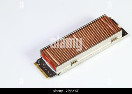 Solid-State-Laufwerke mit Kupferkühlkörper für Computer – ssd sata, NVME PCIe, SATA SSD m-Key, B-Schlüssel isoliert auf weißem Hintergrund. Stockfoto