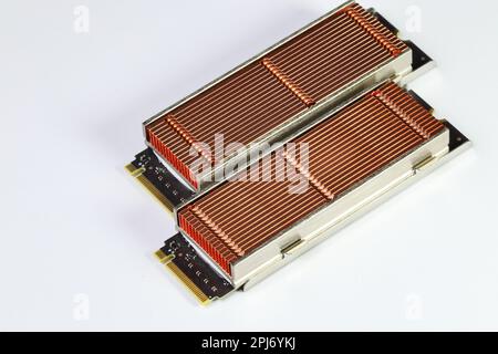 Verschiedene Solid-State-Laufwerke mit Kupferkühlkörper für Computer – ssd sata, NVME PCIe, SATA SSD M-Key, B-Schlüssel isoliert auf weißem Hintergrund. Stockfoto