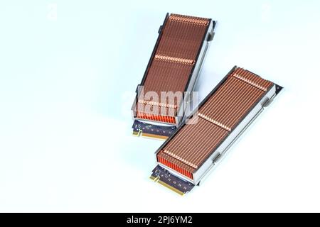 Verschiedene Solid-State-Laufwerke mit Kupferkühlkörper für Computer – ssd sata, NVME PCIe, SATA SSD M-Key, B-Schlüssel isoliert auf weißem Hintergrund. Stockfoto