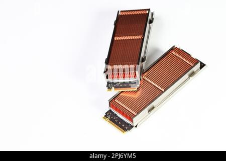 Verschiedene Solid-State-Laufwerke mit Kupferkühlkörper für Computer – ssd sata, NVME PCIe, SATA SSD M-Key, B-Schlüssel isoliert auf weißem Hintergrund. Stockfoto