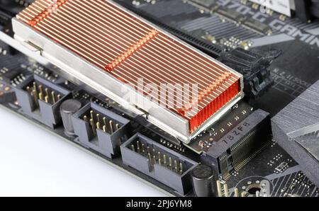 Solid-State-Laufwerke mit Kupferkühlkörper für Computer – ssd sata, NVME PCIe, SATA SSD M-Key, B-Schlüssel auf moderner Computer-Hauptplatine installiert. Stockfoto