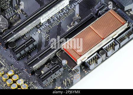 Solid-State-Laufwerke mit Kupferkühlkörper für Computer – ssd sata, NVME PCIe, SATA SSD M-Key, B-Schlüssel auf moderner Computer-Hauptplatine installiert. Stockfoto