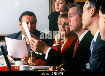 1996 HISTORISCHE BÜROANGESTELLTE TREFFEN SICH AM TISCH Stockfoto