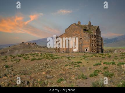 Armenische Kathedrale in der Stadt Ani. Außenansicht der Kathedrale von Ani bei Sonnenaufgang. . Ani ist eine ruinierte mittelalterliche armenische Stadt in der Türkei Stockfoto