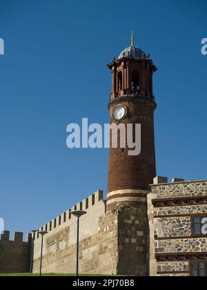 Erzurum, Türkei. 20. Juni 2021 Erzurum Historischer Uhrenturm. Es wurde in der Mitte des 12. Jahrhunderts erbaut. Reiseziele in Ostanatolien. Stockfoto