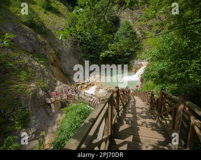 Kleiner Wasserfall im Park. Blauer See in Giresun. Naturpark Kuzalan. Die wichtigsten Naturparks der Türkei. Dereli, Giresun, Türkei Stockfoto