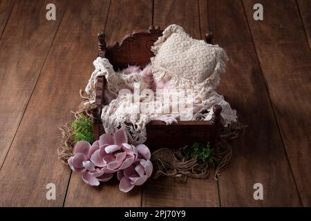 Fotoset für Neugeborene mit kleinem Bett Stockfoto