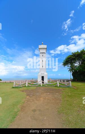 Porto Seguro, BA, Brasilien - 03. Januar 2023: Blick auf den brasilianischen Navy Leuchtturm im historischen Zentrum von Porto Seguro. Stockfoto