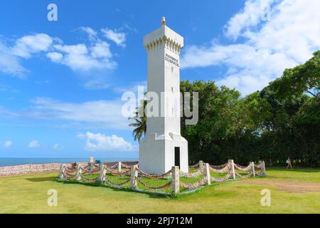 Porto Seguro, BA, Brasilien - 03. Januar 2023: Blick auf den brasilianischen Navy Leuchtturm im historischen Zentrum von Porto Seguro. Stockfoto