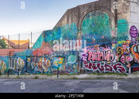 Europa, Portugal, Lissabon. 18. April 2022. Farbenfrohe Graffiti an einer Mauer in Lissabon. Stockfoto