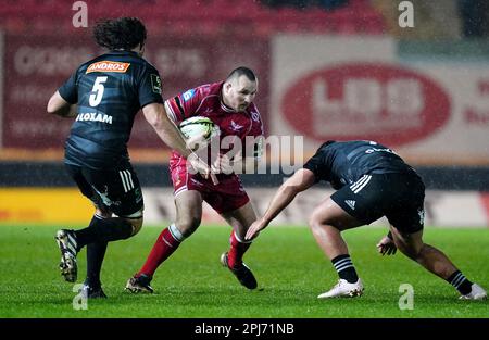 Scarlets' Ken Owens trägt den Ball während der EPCR Challenge Cup-Runde mit 16 Spielen im Parc y Scarlets, Llanelli. Foto: Freitag, 31. März 2023. Stockfoto