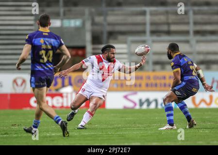 St. Helens, Großbritannien. 31. März 2023. Konrad Hurrell #23 of St Helens fumbles den Ball während des Spiels der Betfred Super League Runde 7 St. Helens gegen Wakefield Trinity im Totally Wicked Stadium, St Helens, Großbritannien, 31. März 2023 (Foto von Mark Cosgrove/News Images) in St Helens, Großbritannien, am 3./31. März 2023. (Foto: Mark Cosgrove/News Images/Sipa USA) Guthaben: SIPA USA/Alamy Live News Stockfoto