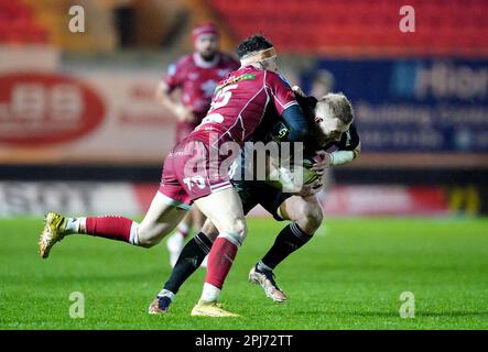 CA Brives Stuart Olding wird von Tom Rogers von Scarlets während der SECHZEHN Spiele DES EPCR Challenge Cup im Parc y Scarlets, Llanelli, angegriffen. Foto: Freitag, 31. März 2023. Stockfoto