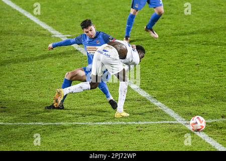 Denderleeuw, Belgien. 31. März 2023. Dender's Lennard Hens und Jong Genks Ibrahima Sory Bangoura wurden in Aktion während eines Fußballspiels zwischen Dender EH und Jong Genk (U23) am Freitag, den 31. März 2023 in Denderleeuw, am 5. Tag der Relegation Play-offs während der 1B. Division der belgischen Meisterschaft „Challenger Pro League“ 2022-2023 gezeigt. BELGA FOTO TOM GOYVAERTS Kredit: Belga News Agency/Alamy Live News Stockfoto