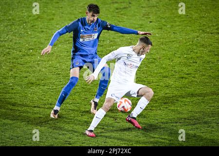 Denderleeuw, Belgien. 31. März 2023. Nathan Rodes von Dender und Cedric Nuozzi von Jong Genk wurden während eines Fußballspiels zwischen Dender EH und Jong Genk (U23) am Freitag, den 31. März 2023 in Denderleeuw, am 5. Tag der Relegation Play-offs während der 1B. Division der belgischen Meisterschaft 2022-2023 „Challenger Pro League“ in Aktion gezeigt. BELGA FOTO TOM GOYVAERTS Kredit: Belga News Agency/Alamy Live News Stockfoto