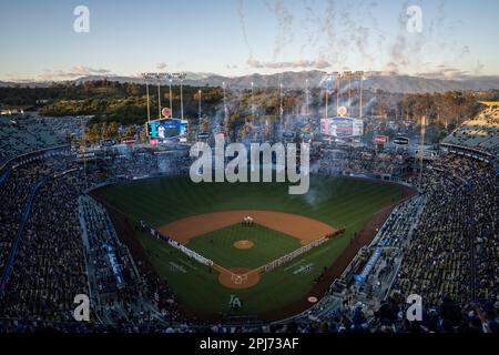 Eröffnungszeremonien für die Los Angeles Dodgers und die Arizona Diamondbacks während des Vorspiels eines MLB-Spiels am Mittwoch, den 30. März 2023, im Dodger Sta Stockfoto