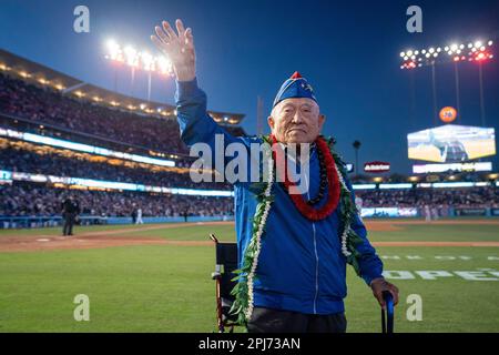 Der Veteran Tokuji „toke“ Yoshihashi aus dem Zweiten Weltkrieg wird bei einem MLB-Spiel zwischen Los Angeles Dodgers und den Arizona Diamondbacks am Mittwoch, den 30. März 2023, ausgezeichnet Stockfoto