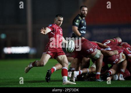 Llanelli, Großbritannien. 31. März 2023. Gareth Davies von Scarlets tritt beim Scarlets gegen Brive EPCR Challenge Cup Rugby-Spiel den Ball. Kredit: Gruffydd Thomas/Alamy Stockfoto