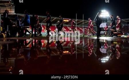 Die Spieler gehen zur Halbzeit während der EPCR Challenge Cup-Runde von 16 Spielen im Parc y Scarlets, Llanelli. Foto: Freitag, 31. März 2023. Stockfoto