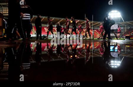 Die Spieler gehen zur Halbzeit während der EPCR Challenge Cup-Runde von 16 Spielen im Parc y Scarlets, Llanelli. Foto: Freitag, 31. März 2023. Stockfoto
