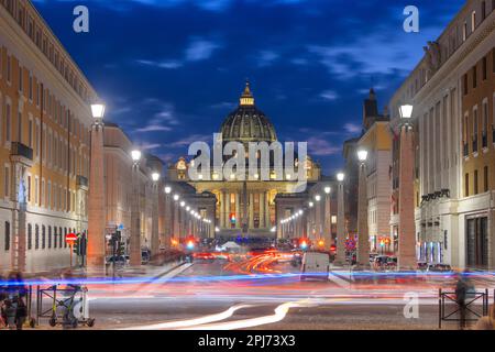 Vatikanstadt, ein Stadtstaat, umgeben von Rom, Italien, mit dem Petersdom in der Dämmerung. Stockfoto
