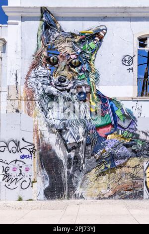 Europa, Portugal, Lissabon. 19. April 2022. Skulptur „Half Fox“, geschaffen aus Müll und gefundenen Objekten, vom portugiesischen Künstler Bordalo II, Arturo Bordalo. Stockfoto