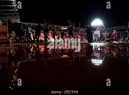 Die Spieler gehen zur Halbzeit während der EPCR Challenge Cup-Runde von 16 Spielen im Parc y Scarlets, Llanelli. Foto: Freitag, 31. März 2023. Stockfoto