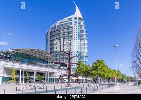 Europa, Portugal, Lissabon. 20. April 2022. Skulptur „Sol“ von Jorge Vieira im Park der Nationen in Lissabon. Stockfoto