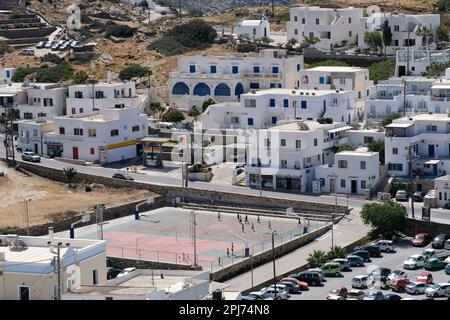 IOS, Griechenland - 26. Mai 2021 : Blick auf einen Basketballplatz im Zentrum des malerischen Dorfes iOS Greece Stockfoto