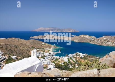 Panoramablick auf den wunderschönen malerischen Hafen von iOS Greece und die Insel Sikinos im Hintergrund Stockfoto