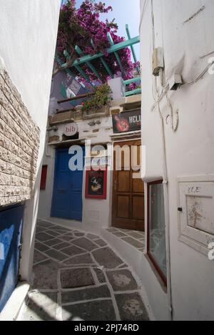 IOS, Griechenland - 26. Mai 2021 : Blick auf eine kleine Gasse mit Geschäften und Bars in iOS cyclades Stockfoto