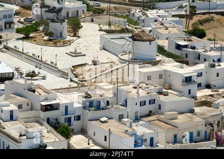 Blick auf die weiß getünchten Wohngebäude, alten Windmühlen und Häuser in iOS Greece von oben Stockfoto