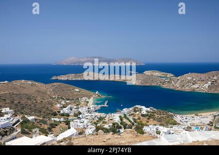 Panoramablick auf den wunderschönen malerischen Hafen von iOS Greece und die Insel Sikinos im Hintergrund Stockfoto