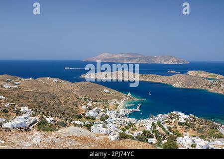 Panoramablick auf den wunderschönen malerischen Hafen von iOS Greece, eine Fähre und die Insel Sikinos im Hintergrund Stockfoto