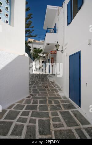 IOS, Griechenland - 26. Mai 2021 : Blick auf eine typische Gasse auf der malerischen Insel iOS Greece Stockfoto