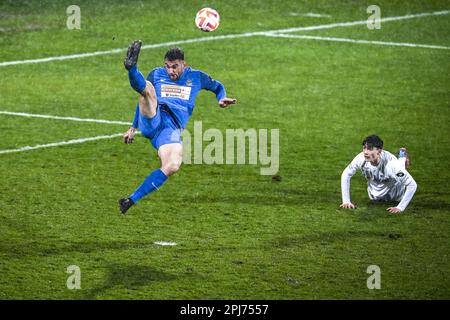 Denderleeuw, Belgien. 31. März 2023. Dender's Dylan Ragolle zeigte sich in Aktion während eines Fußballspiels zwischen Dender EH und Jong Genk (U23) am Freitag, den 31. März 2023 in Denderleeuw, am 5. Tag der Relegation Play-offs während der 1B. Division der belgischen Meisterschaft „Challenger Pro League“ 2022-2023. BELGA FOTO TOM GOYVAERTS Kredit: Belga News Agency/Alamy Live News Stockfoto