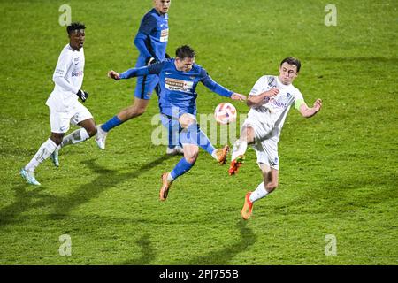 Denderleeuw, Belgien. 31. März 2023. Jonathan Jonny Rowell von Dender und Tuur Rommens von Jong Genk in Aktion während eines Fußballspiels zwischen Dender EH und Jong Genk (U23), Freitag, den 31. März 2023 in Denderleeuw, am 5. Tag der Relegation Play-offs während der 1B. Division der belgischen Meisterschaft „Challenger Pro League“ 2022-2023. BELGA FOTO TOM GOYVAERTS Kredit: Belga News Agency/Alamy Live News Stockfoto